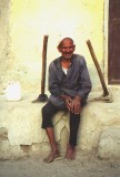 Bestandsnaam=Egypte_-_Man_zittend_voor_huis_met_spade.jpg
Bestandsgrootte=245KiB
Afmetingen = 542x800
Datum toegevoegd = 21 feb 2014 Egypte_-_Man_zittend_voor_huis_met_spade.jpg